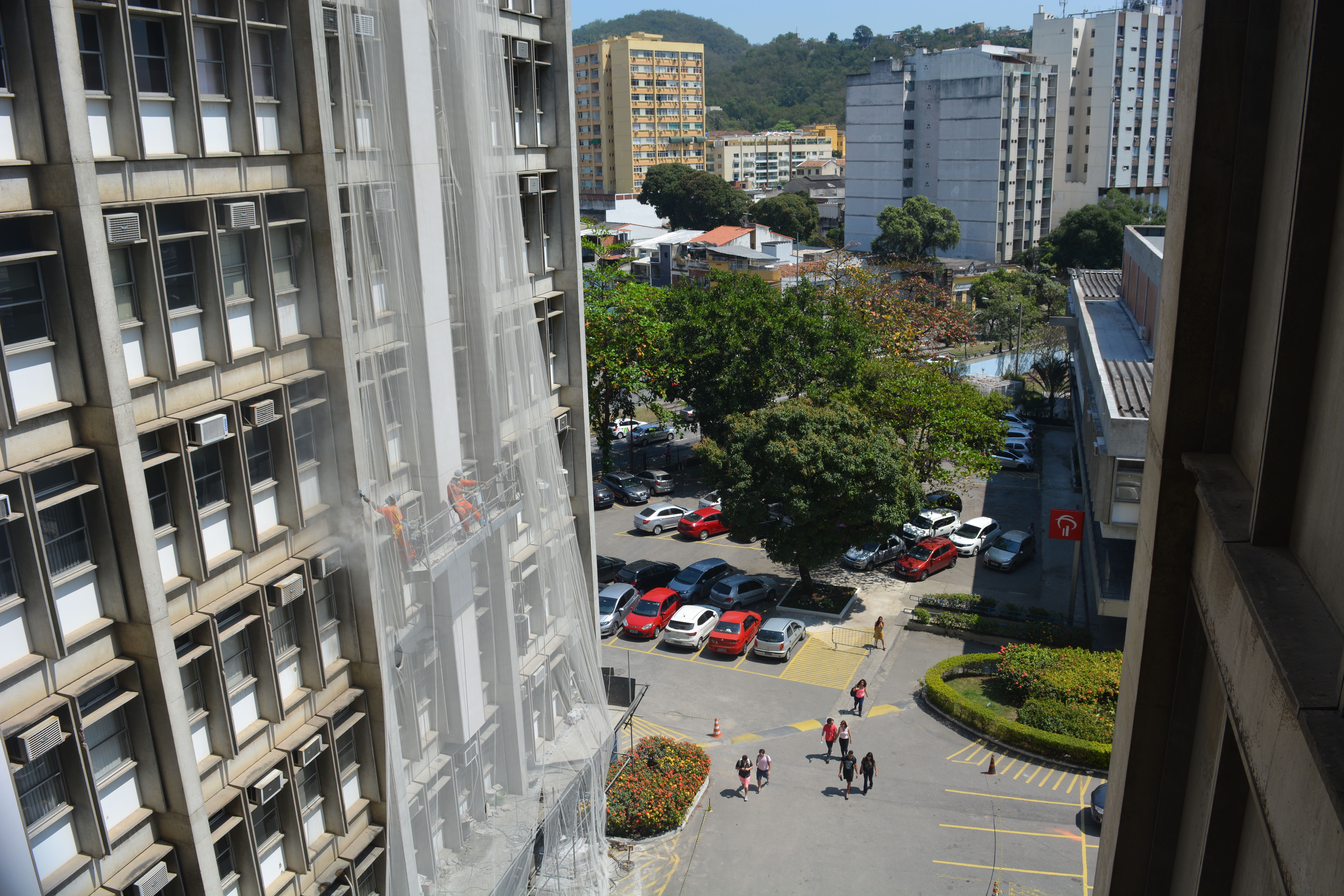 Obras interditam parte do estacionamento no Campus Maracanã - UERJ