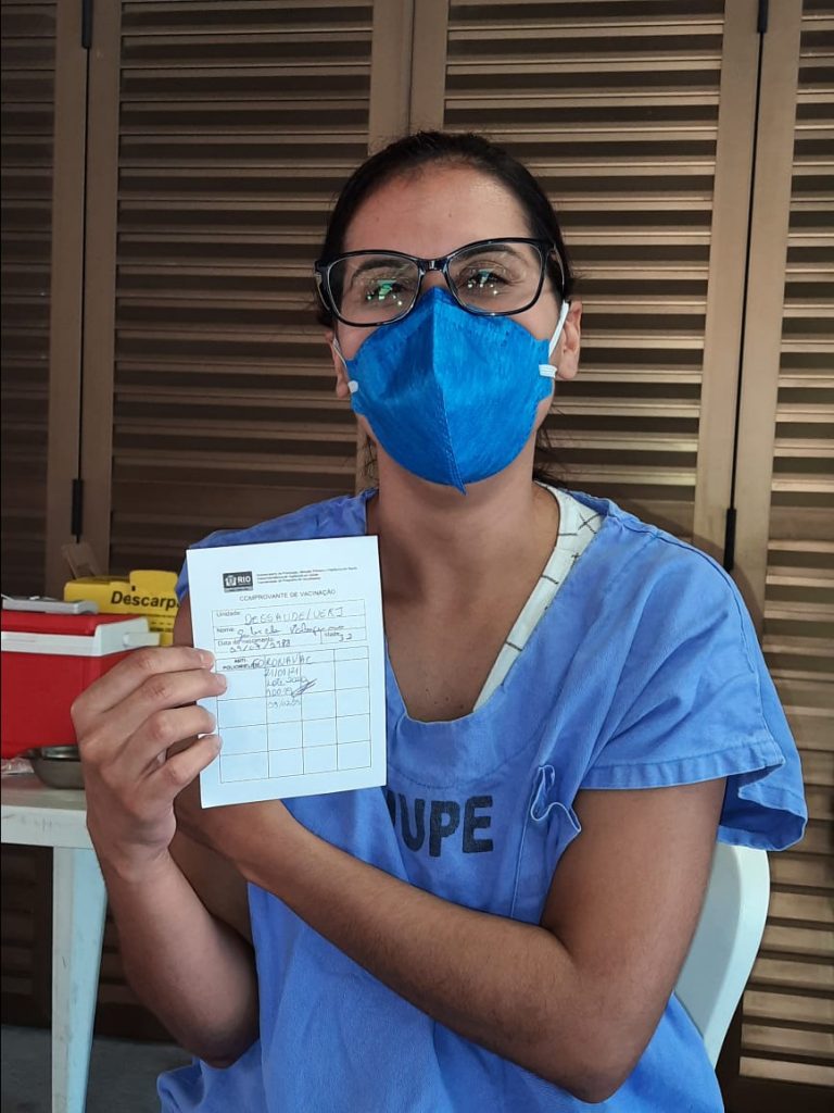 A enfermeira Gabriela Paloquino de Oliveira e o documento mais esperado: o cartão de vacinação