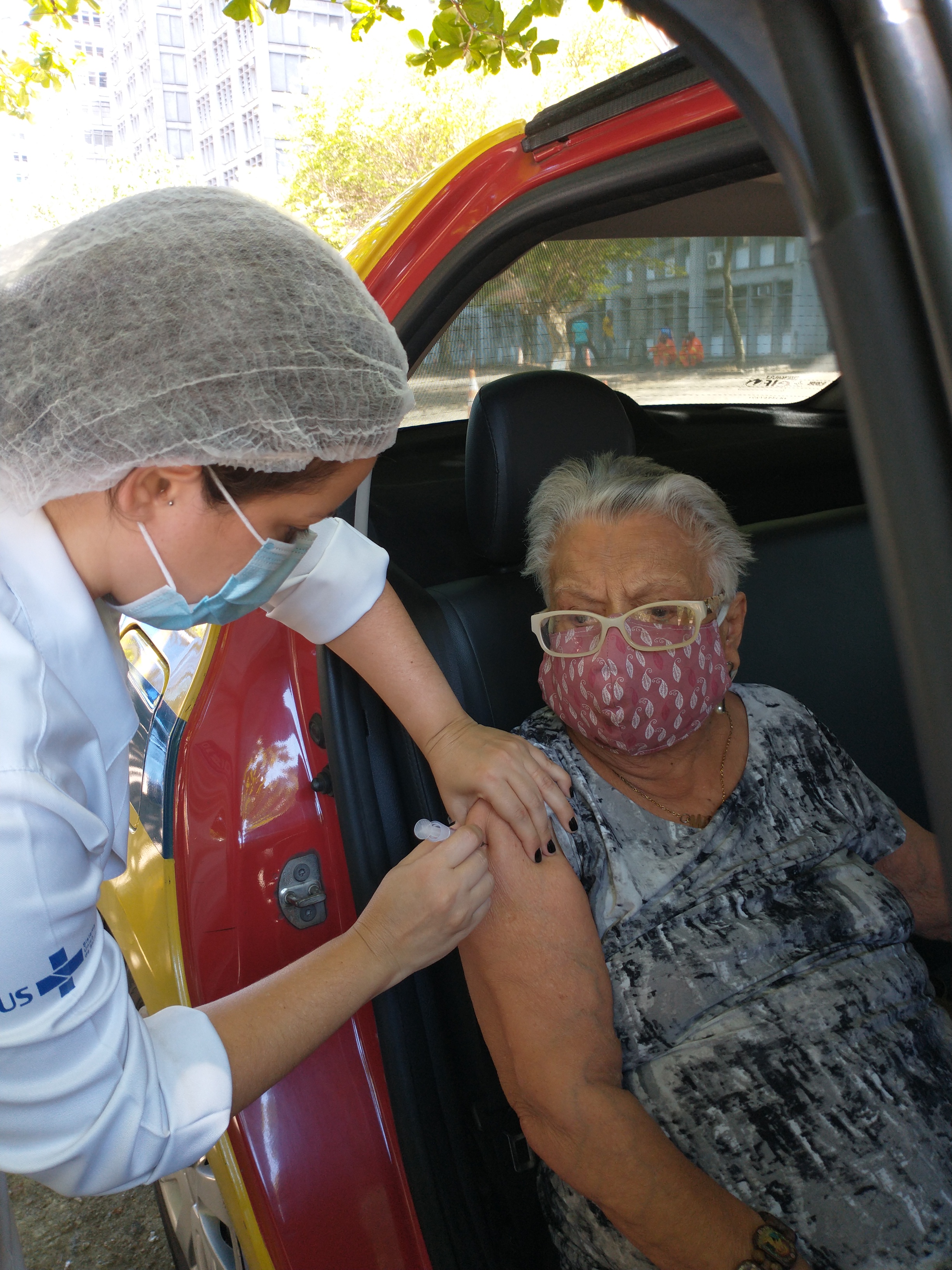 Uerj inaugura posto para pedestres receberem a primeira dose da