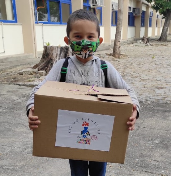 Os pequenos receberam kits da colônia de férias Futuros Cientistas.