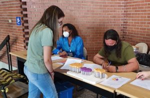 Voluntária da pesquisa sendo atendida no posto de vacinação da Uerj contra a Covid-19